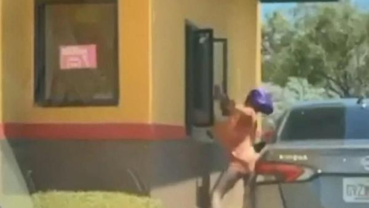 4 female thieves beat the cashier in the USA #1