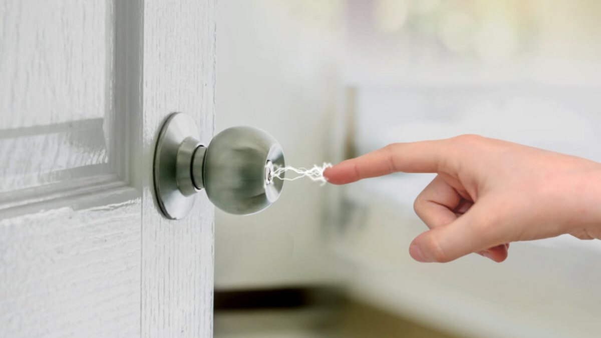 Why do we feel a slight electric shock when we touch a surface? Kimdeyir