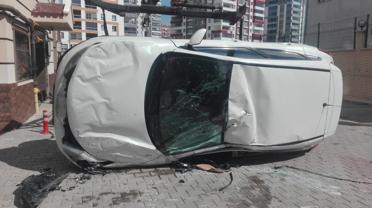 Ankara da pedalları karıştıran sürücü kaza yaptı #1