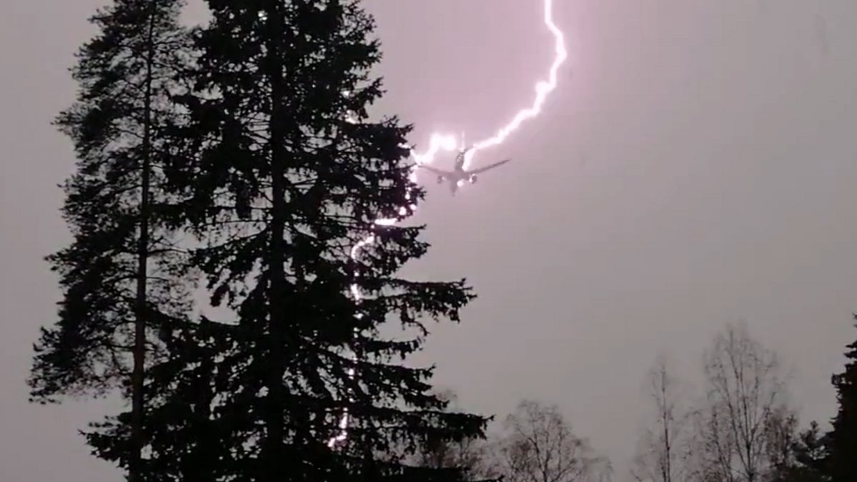Lightning hits passenger plane in Finland