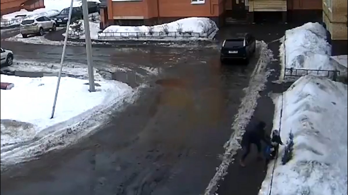 In Russia, the mother saved her child from the falling snow at the last moment #1