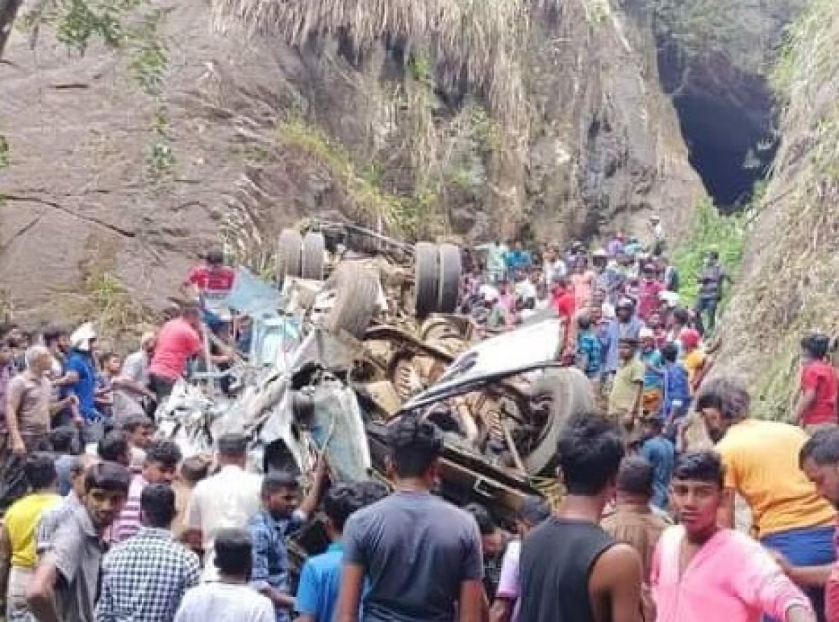 Passenger bus tumbles into cliff in Sri Lanka: 14 dead #1