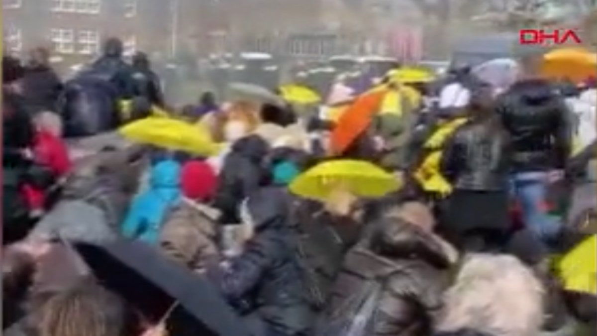 Hollanda’da yüzlerce kişi koronavirüs tedbirlerini protesto etti