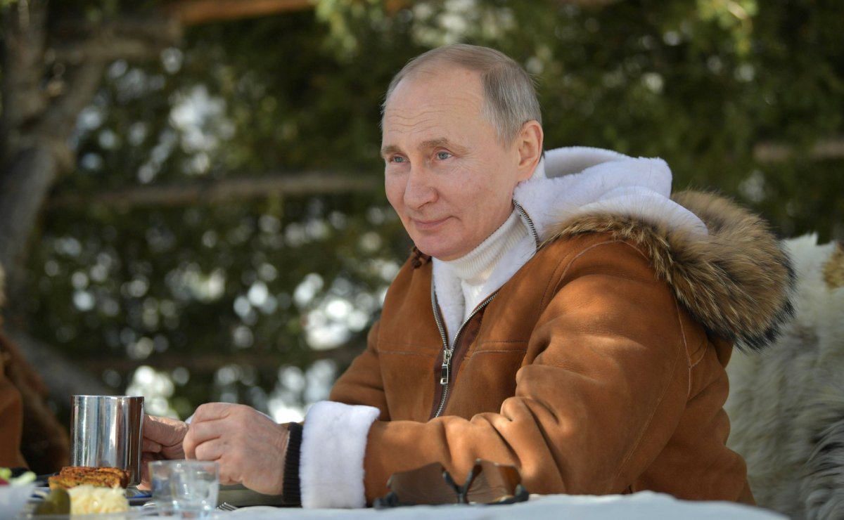 Putin in Siberia #2 on weekend break with Defense Minister