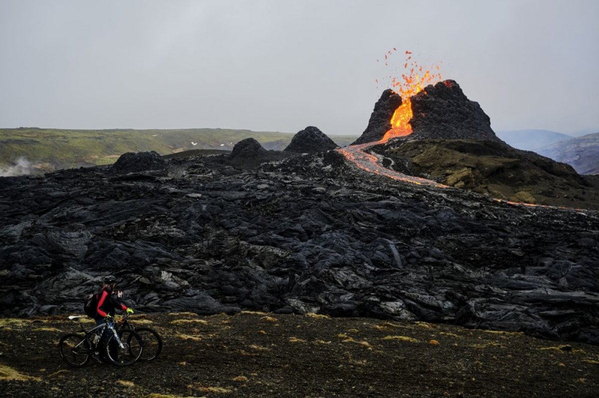 Iceland builds wall against volcanic lava #8