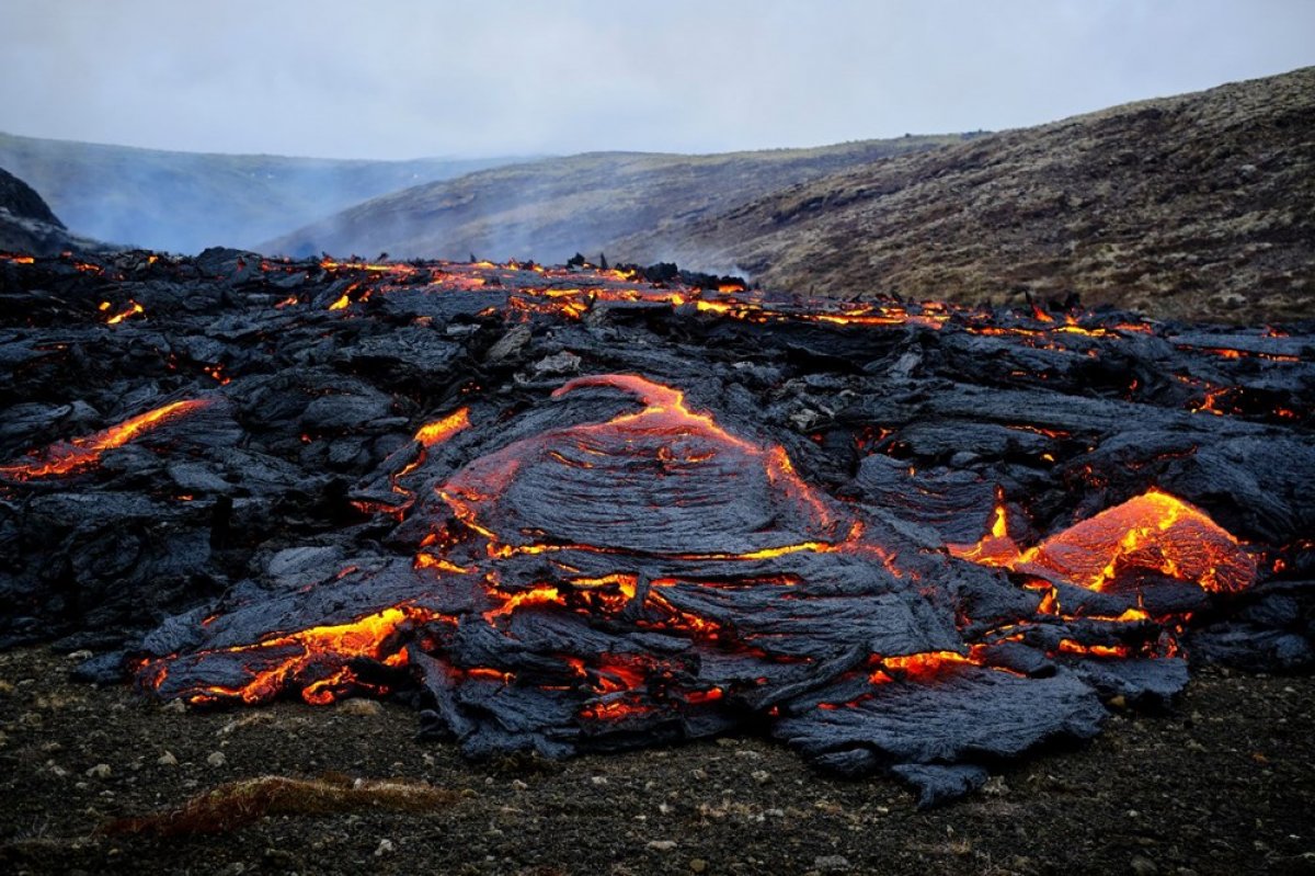 Iceland builds a wall against volcanic lava #7