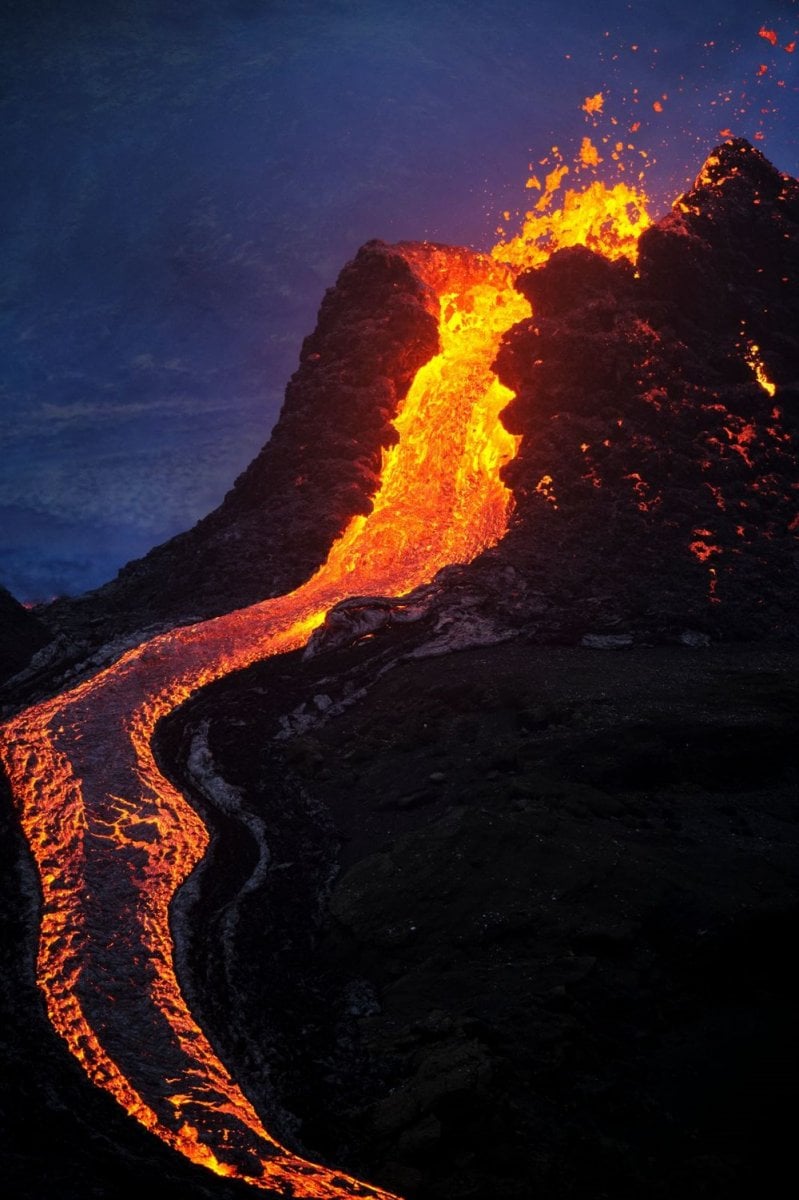 İzlanda, yanardağ lavlarına karşı duvar örüyor #6