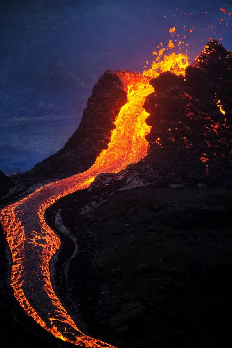 Iceland builds a wall against volcanic lava #6