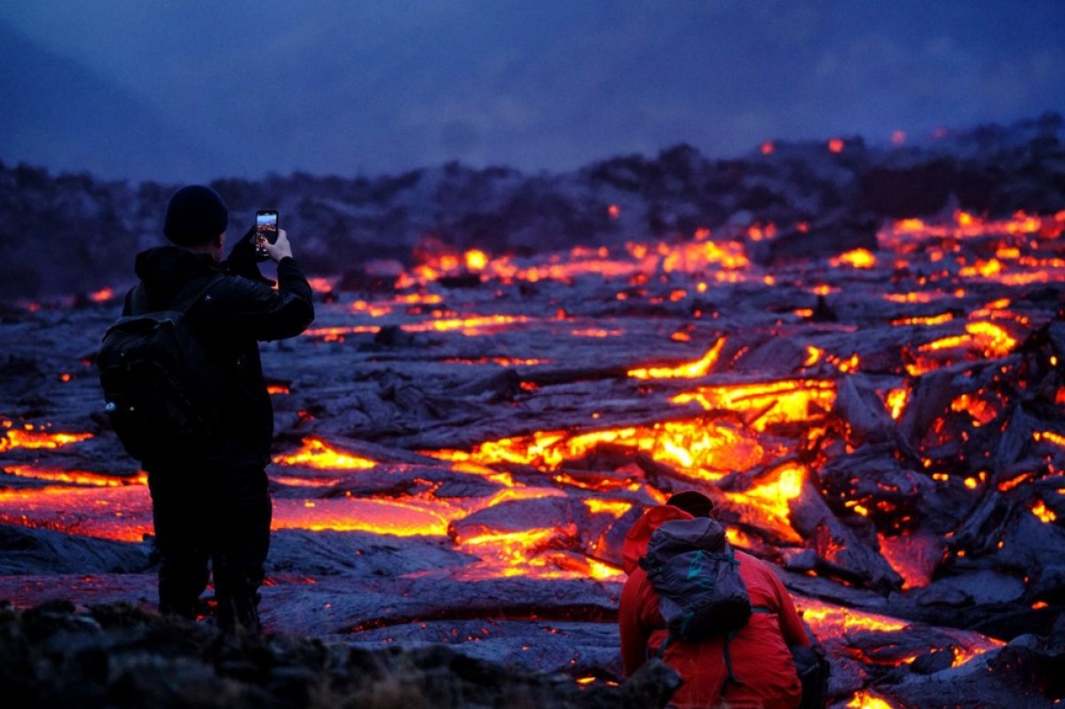 İzlanda, yanardağ lavlarına karşı duvar örüyor #4