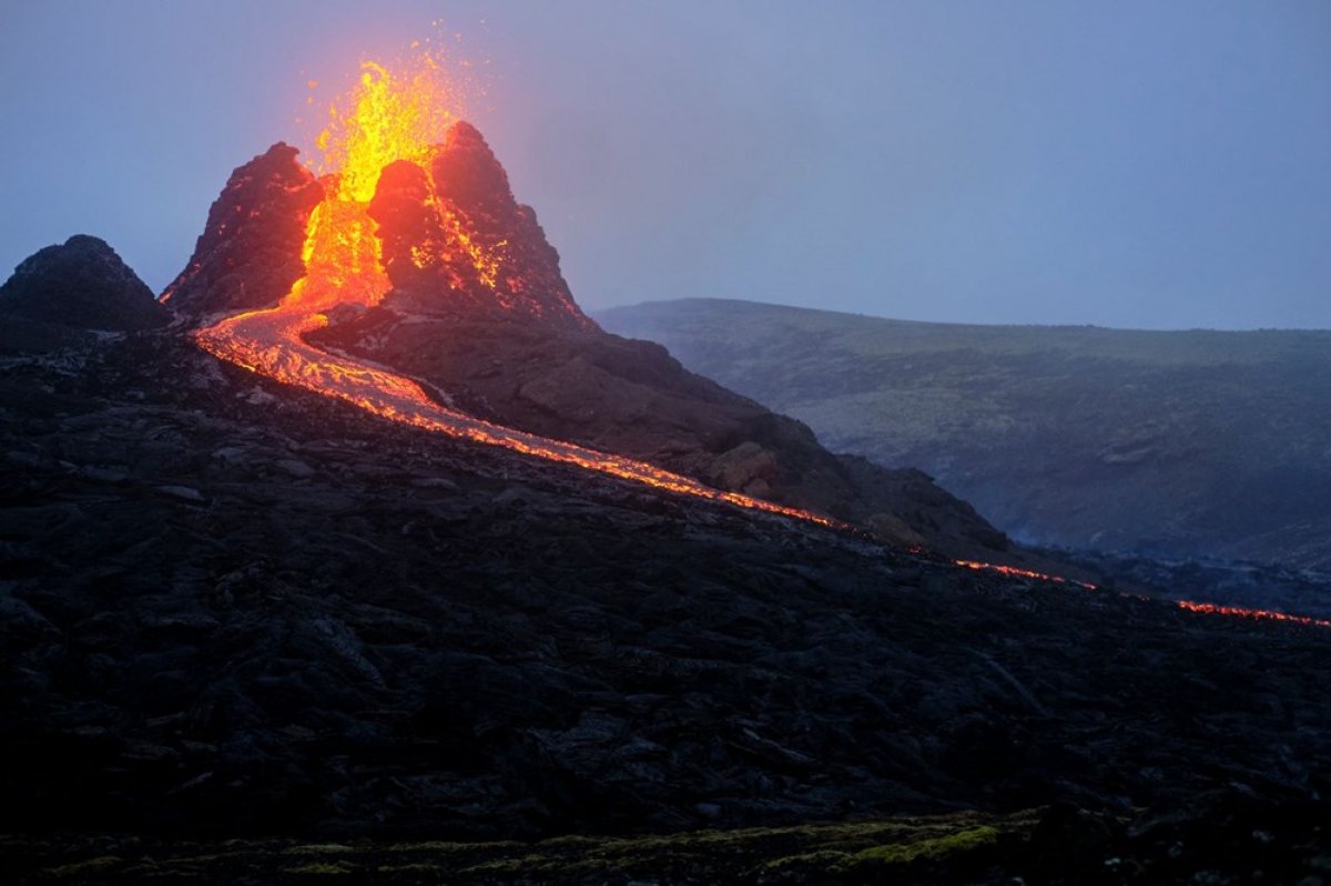 Iceland builds a wall against volcanic lava #5