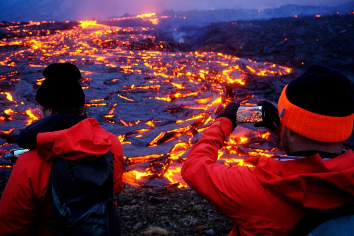 Iceland builds a wall against volcanic lava #3