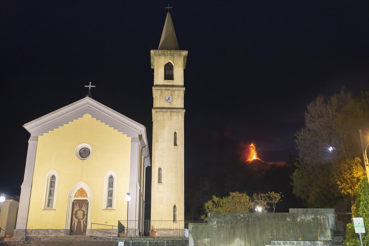 Mount Etna spews lava and ash #5