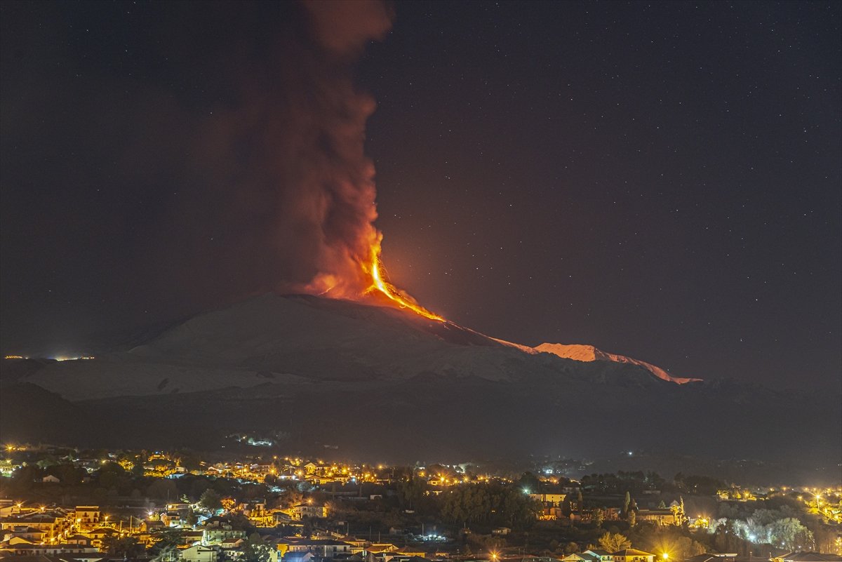 Mount Etna spews lava and ash #4