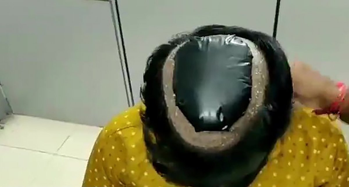 Smugglers in India caught trying to smuggle gold in their wigs #1