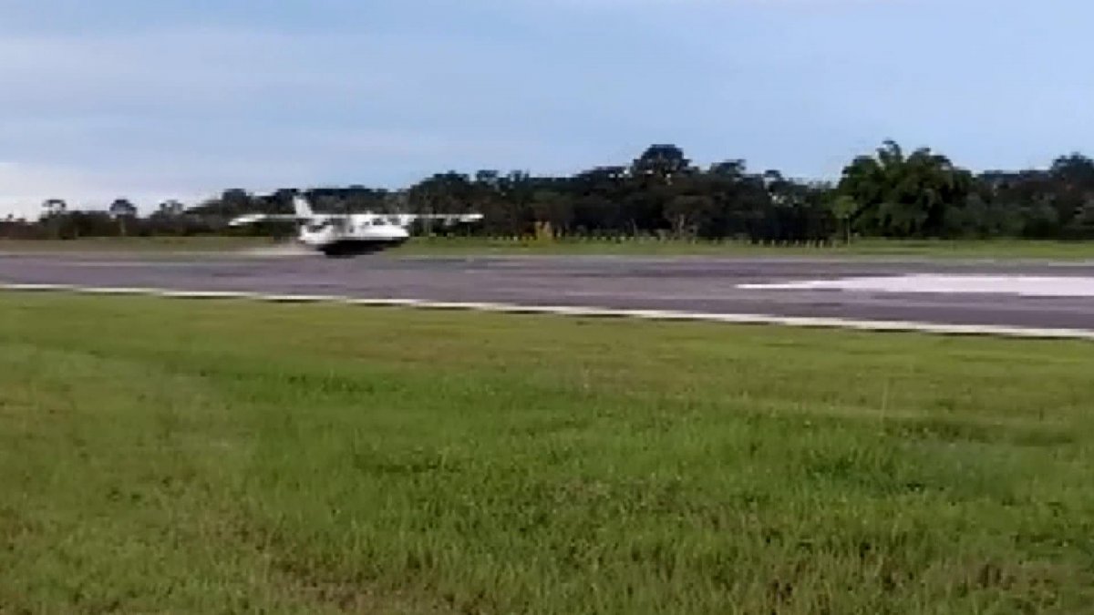 The plane, whose landing gear did not open in Brazil, landed on its fuselage #1