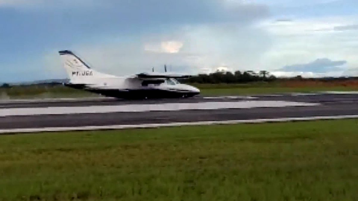 The plane, whose landing gear did not open in Brazil, landed on its fuselage #3