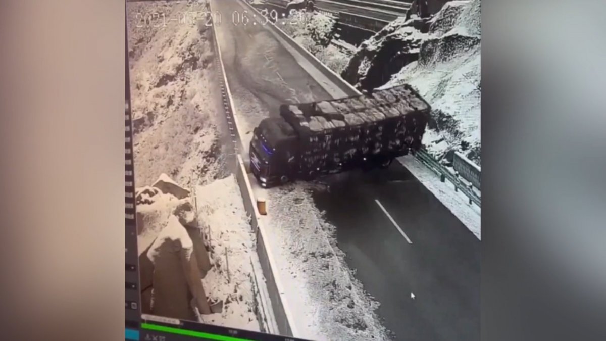 Truck loaded with sheep overturned in China, 300 sheep died #1