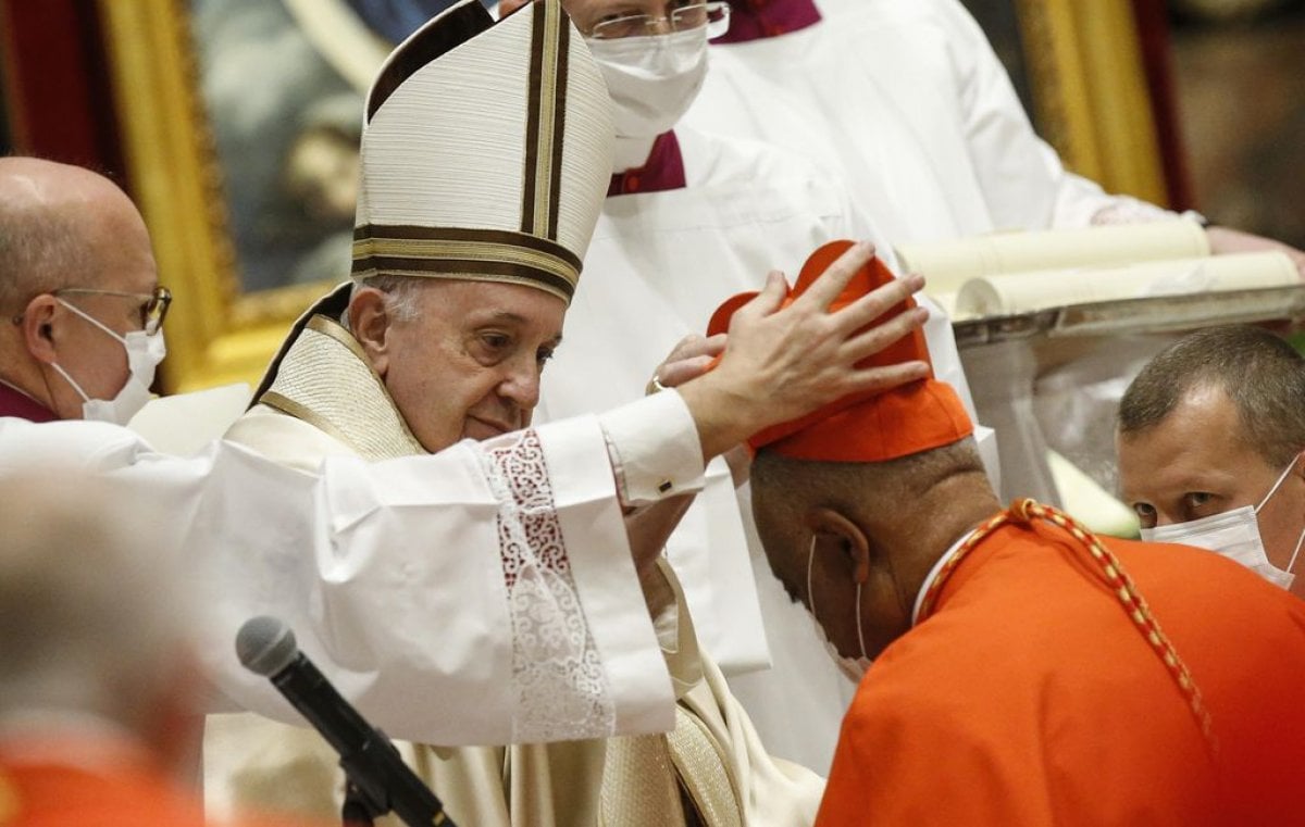 Pope Francis orders cuts from cardinals' salaries #1