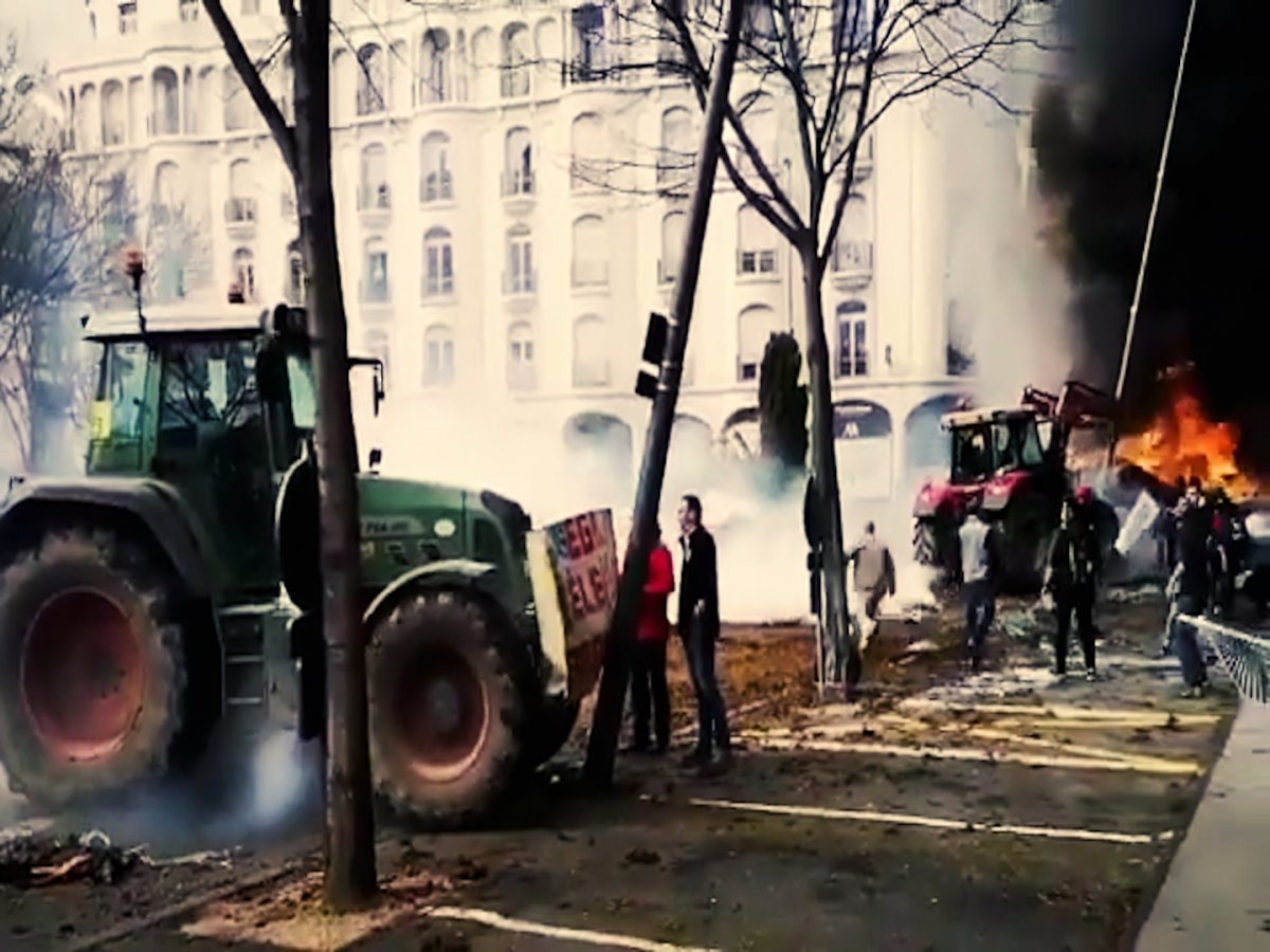 Fransa da çiftçiler traktörlerini polisin üzerine sürdü #2