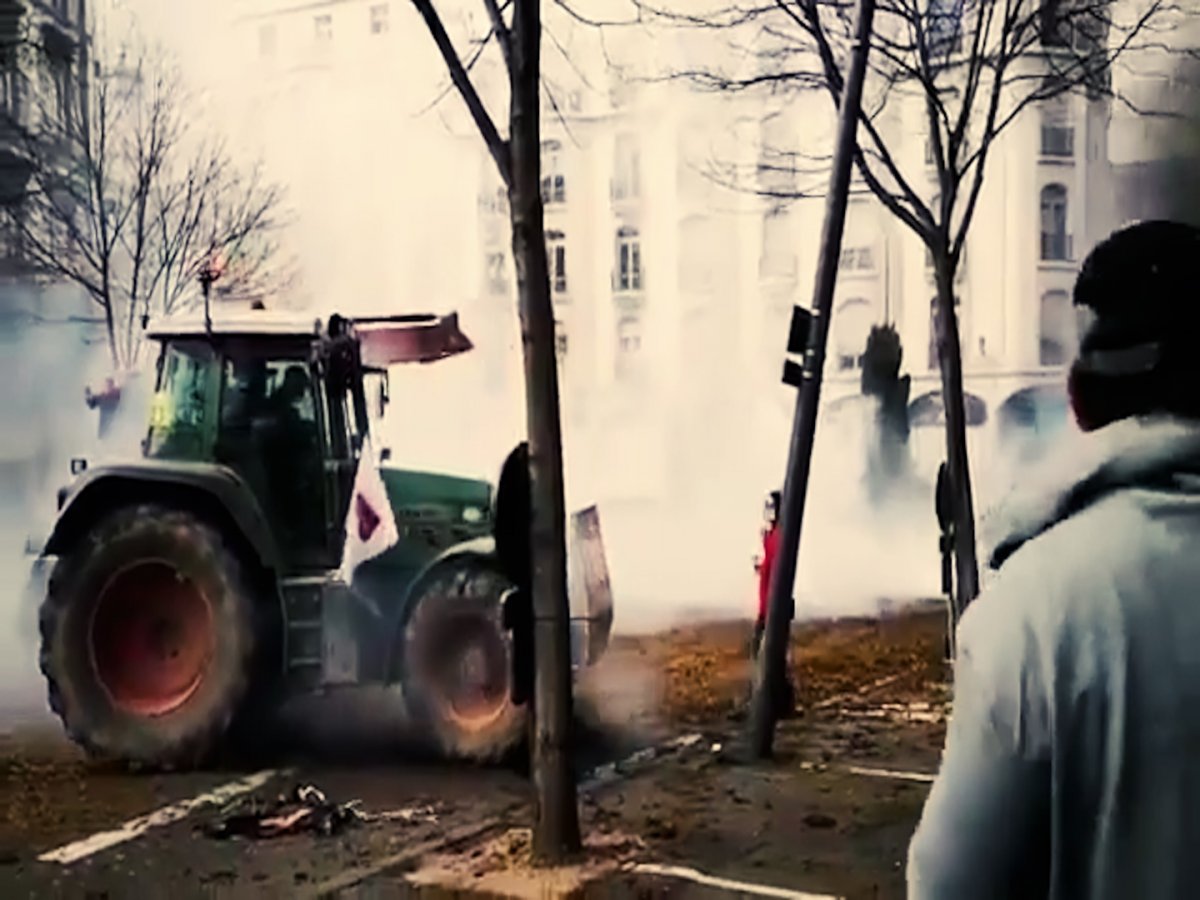 Farmers in France drove their tractors over the police #1