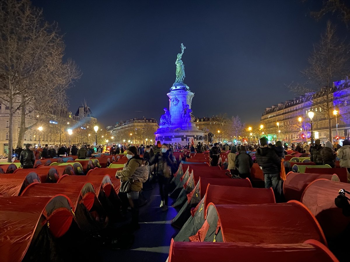 Immigrants camped in Paris to show their reactions to the government #1