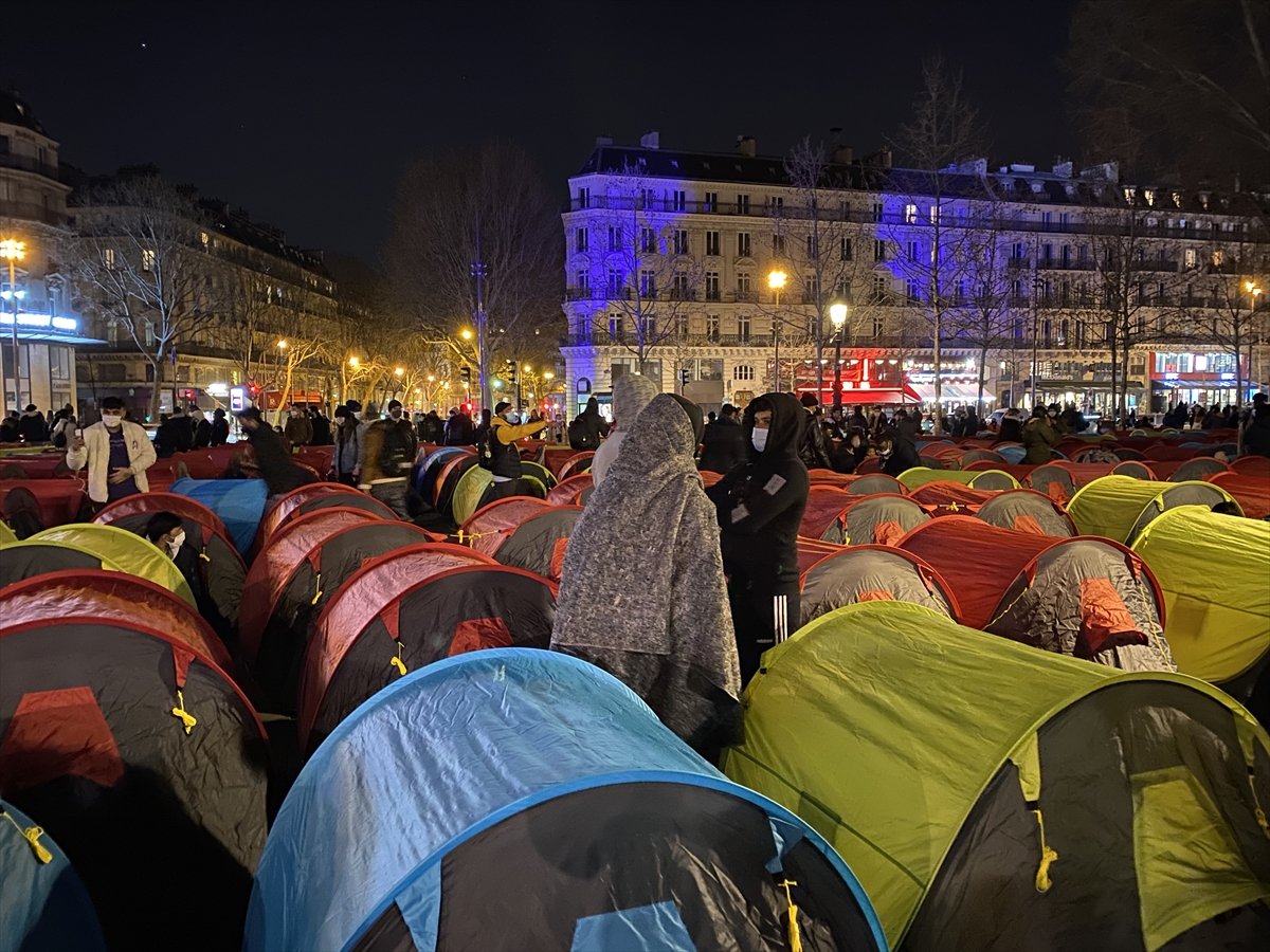 Immigrants camped in Paris to show their reaction to the government #3