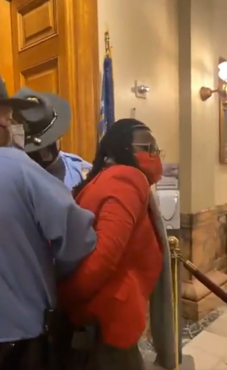 ABD’de valinin ofisine giden siyahi milletvekiline ters kelepçe #3