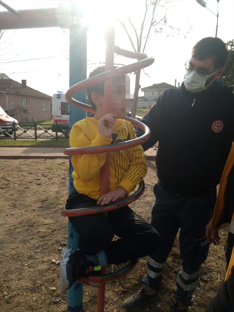Bursa da parkta sıkışan çocuğu itfaiye kurtardı #2