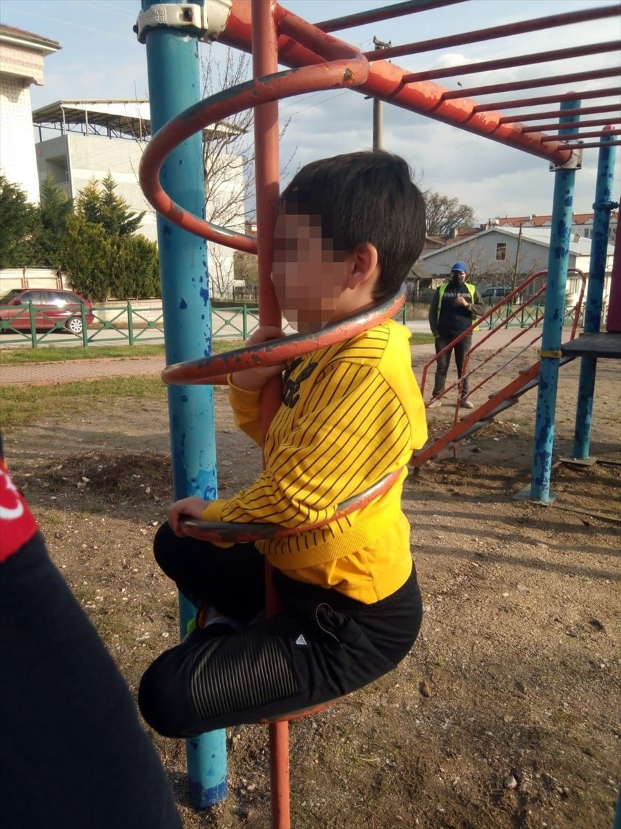 Bursa da parkta sıkışan çocuğu itfaiye kurtardı #1