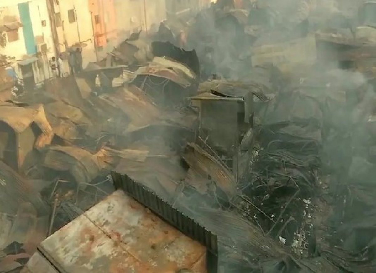 Fire in the famous Fashion Street market in India #3
