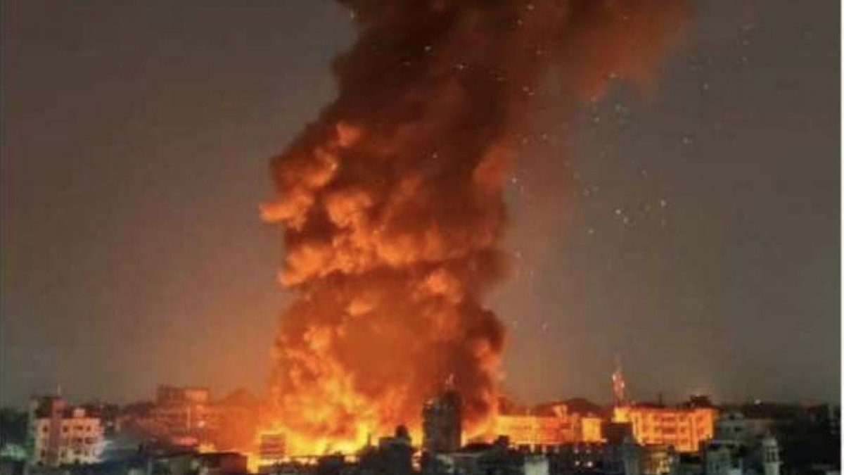 Fire in famous Fashion Street market in India