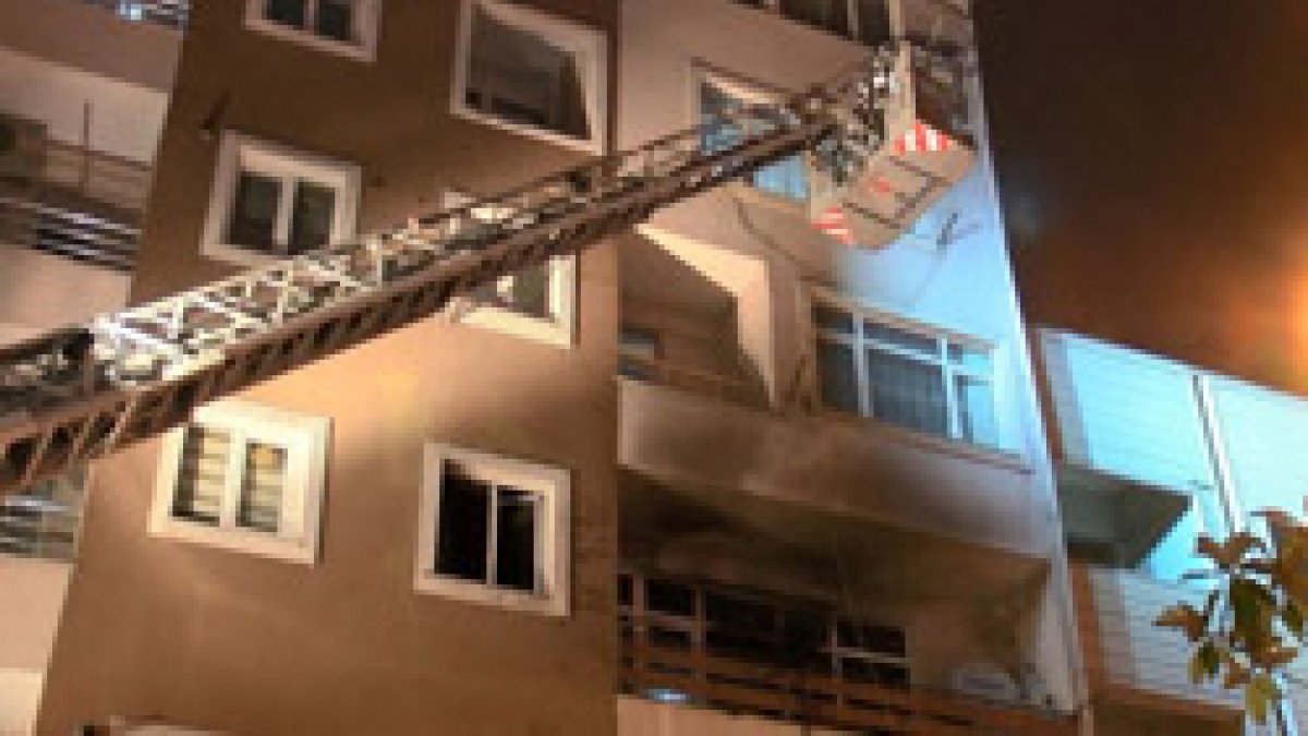 Üsküdar'da ev yangını: 1 kişi ağır yaralandı