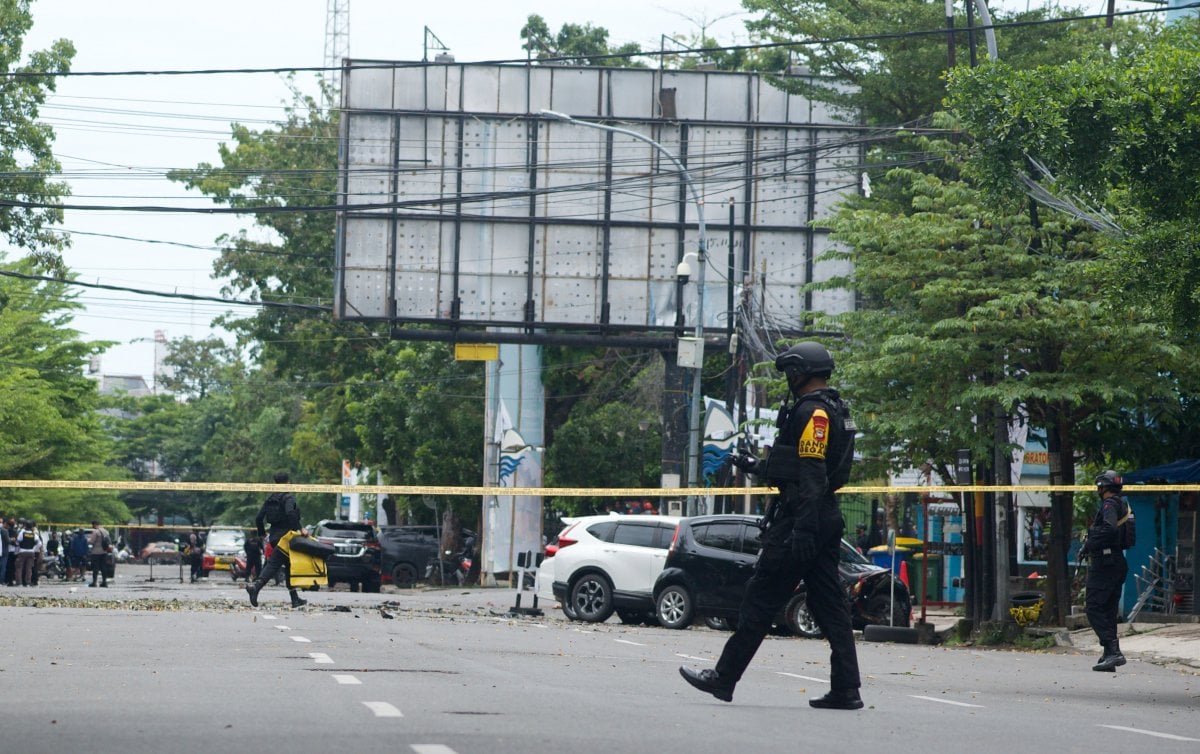Bomb attack on church in Indonesia #4