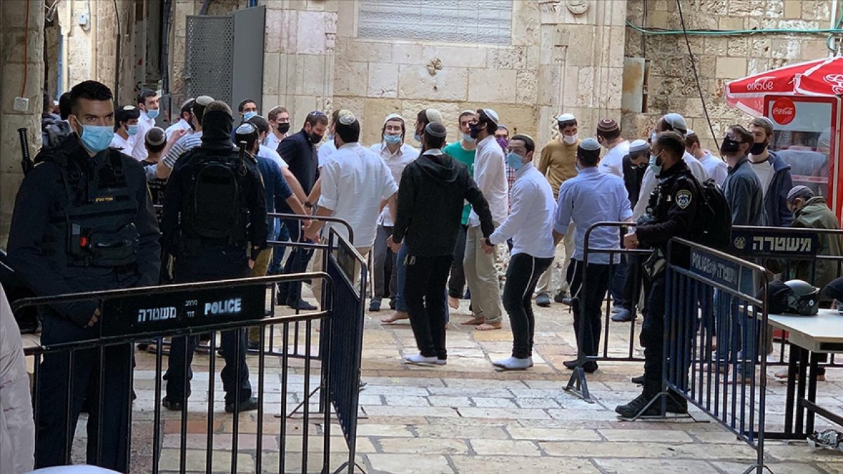 Dozens of fanatic Jews raided Masjid al-Aqsa