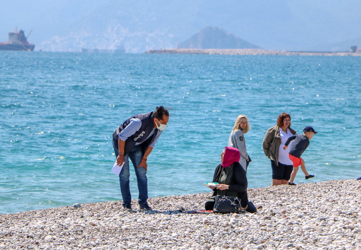 Antalya’da denize giren turistlerin pasaportu kontrol edildi #1