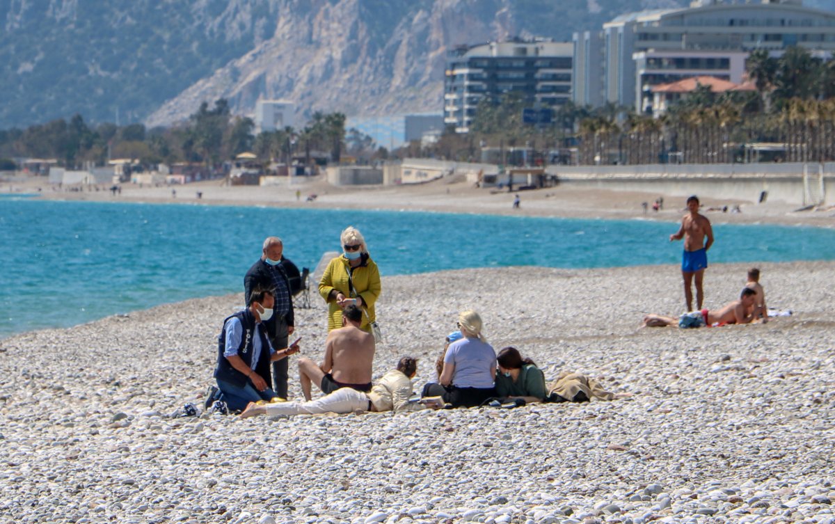 Antalya’da denize giren turistlerin pasaportu kontrol edildi #6
