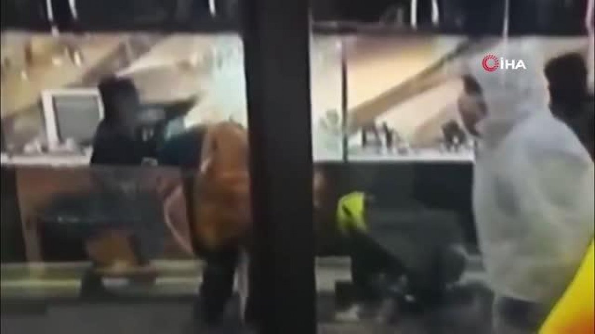 Thieves entering the shopping mall in Chile on camera #3