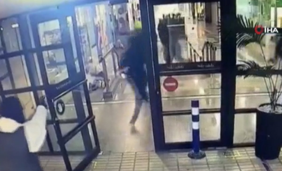 Thieves entering the shopping mall in Chile #1 on camera