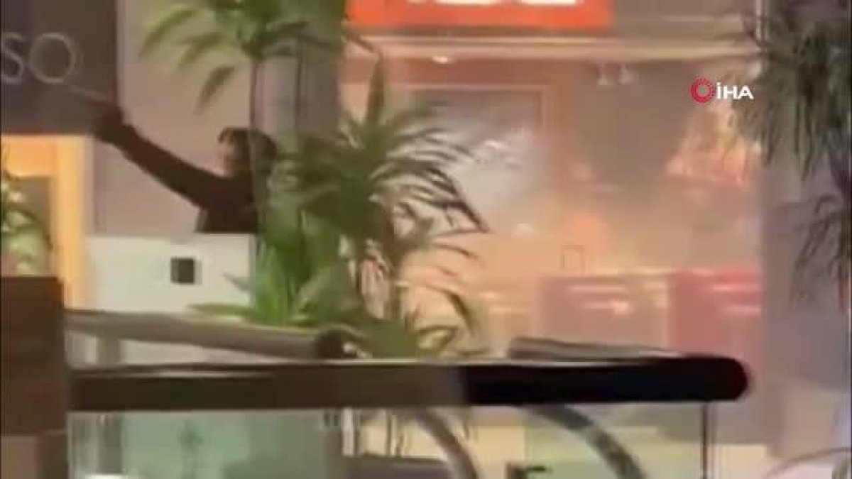 Thieves entering the shopping mall in Chile are on camera #2
