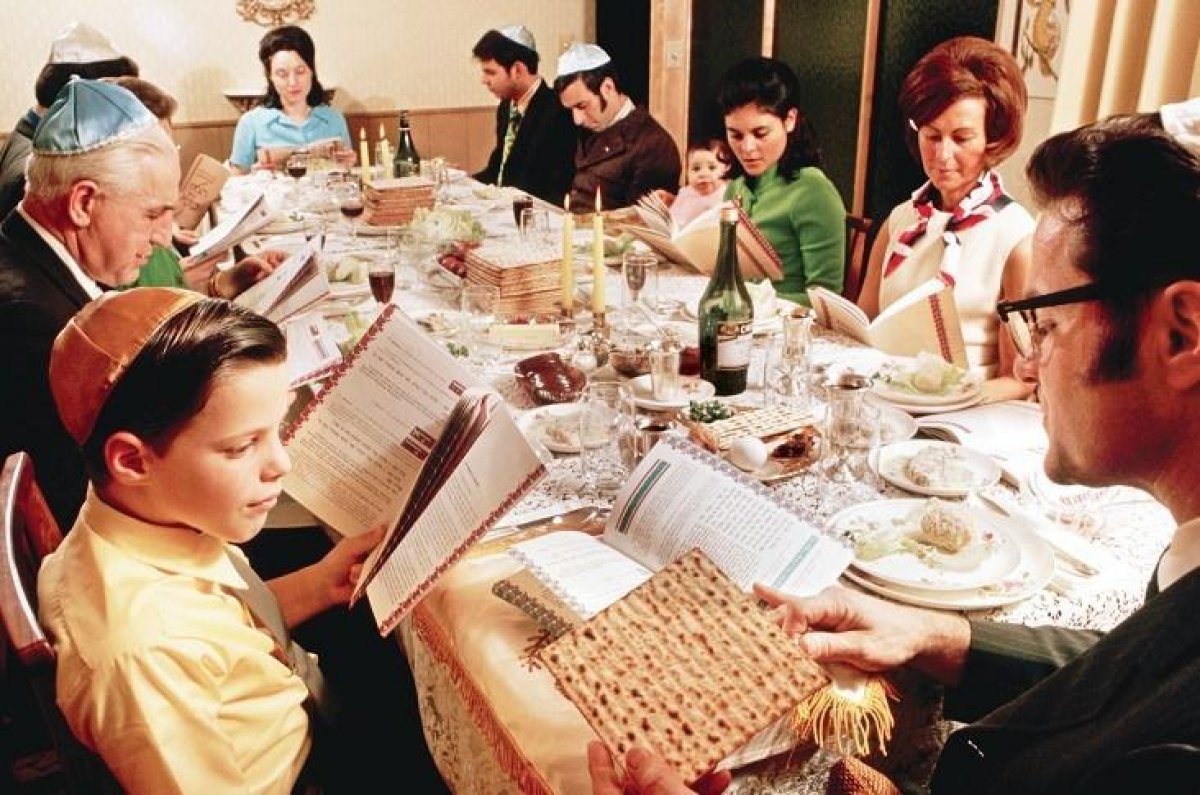 Праздник песах у евреев. Праздник Песах в иудаизме. Семья за столом Песах. Ужин в Еврейской семье. Еврейское застолье.