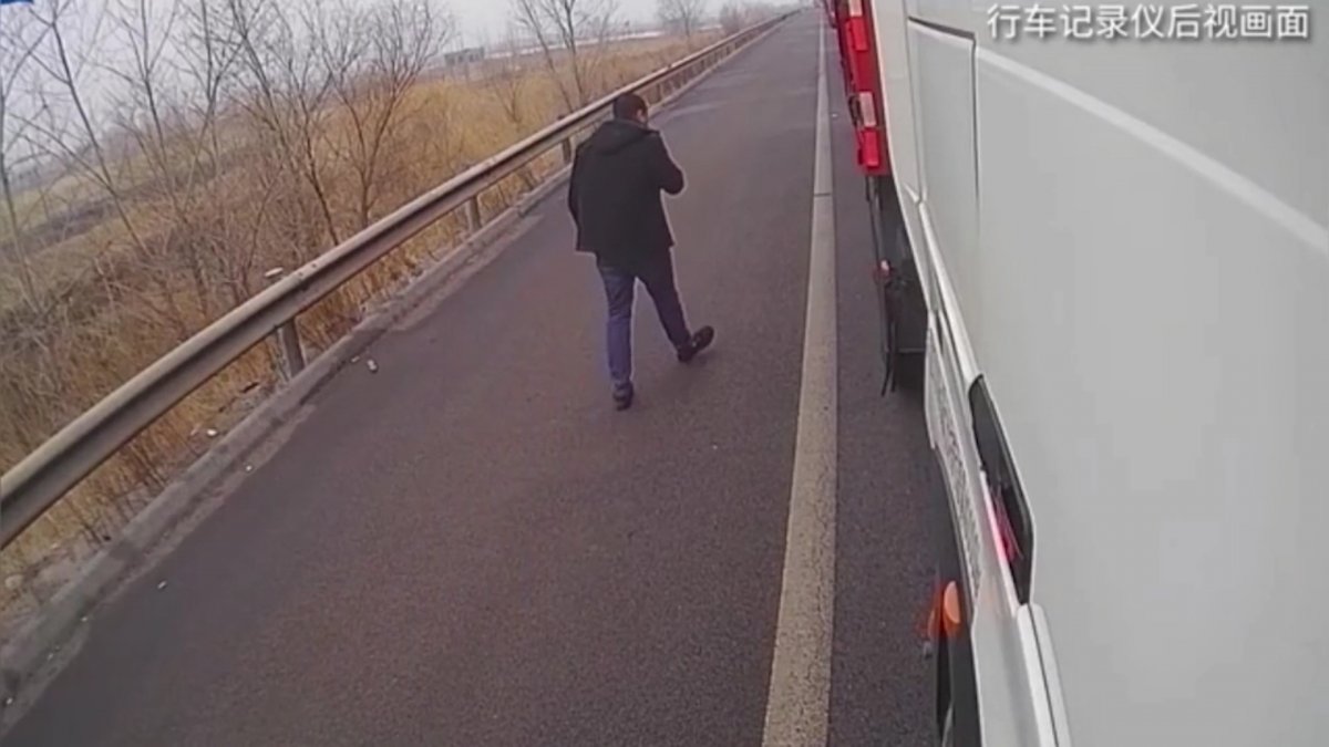 Truck crossing highway in China crushes pedestrian's foot #4