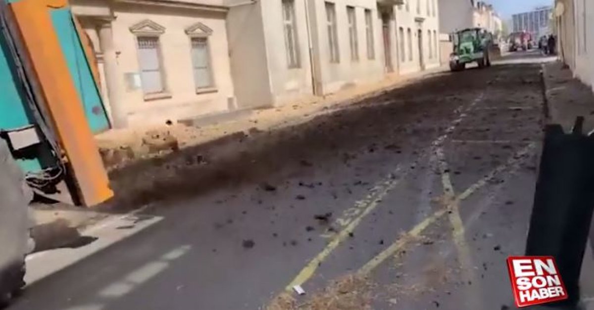 Farmers in France poured manure on the streets #2