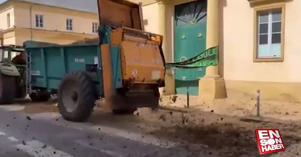 Farmers in France poured manure on the streets #3