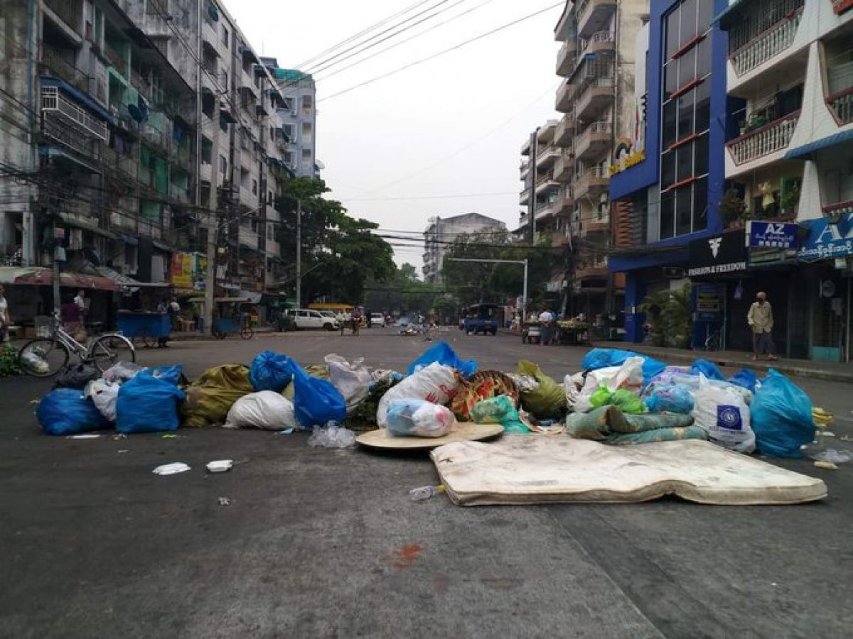 Demonstrators in Myanmar started dumping garbage #2