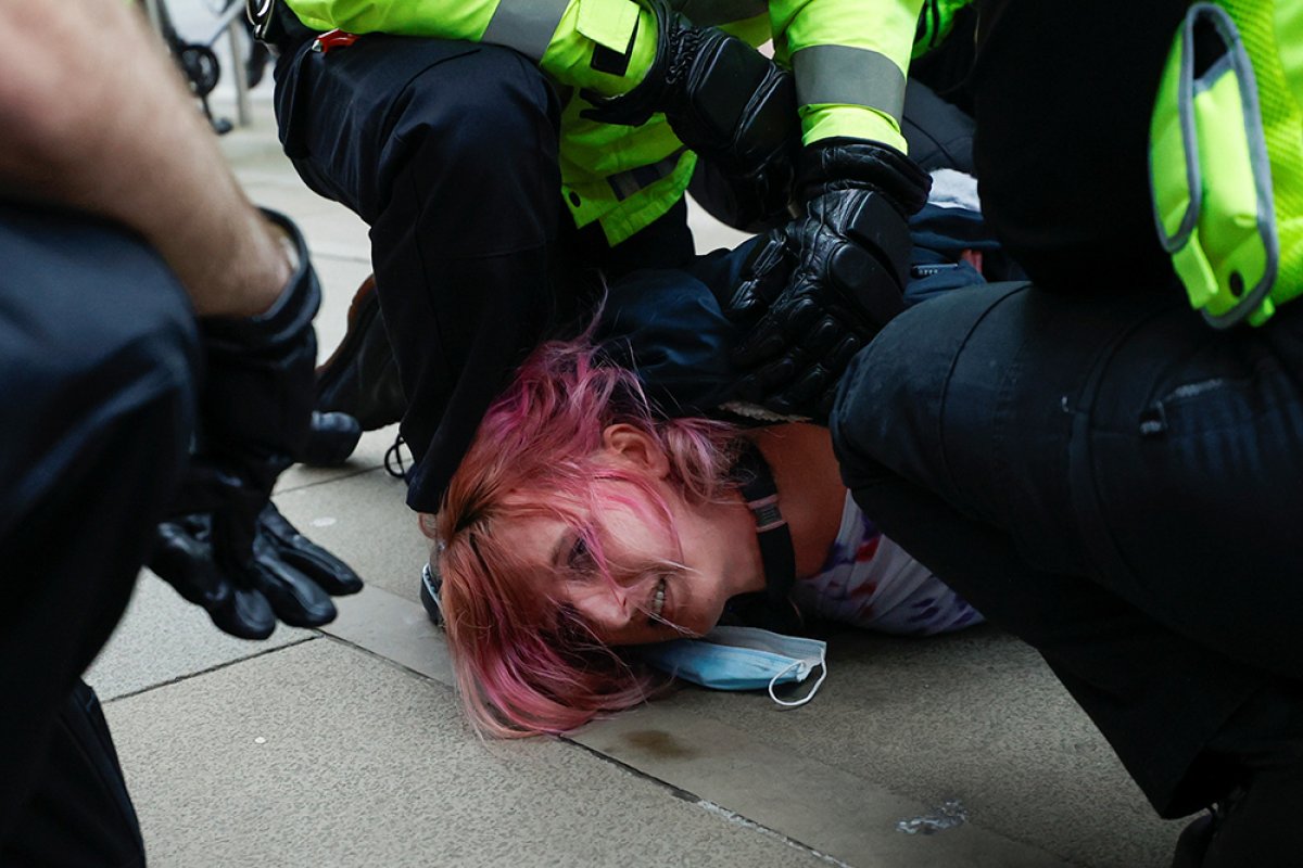 The intervention of the police against the demonstrator in England caused controversy #3