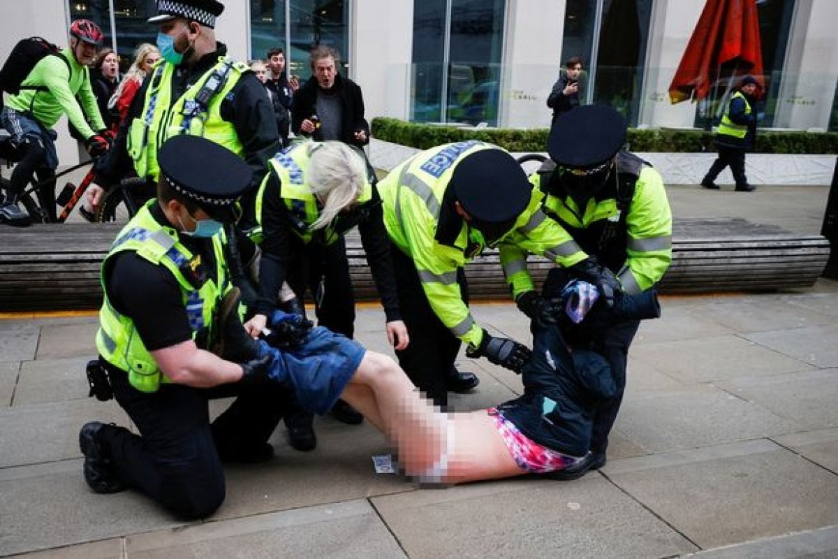 The intervention of the police against the demonstrator in England caused controversy #1