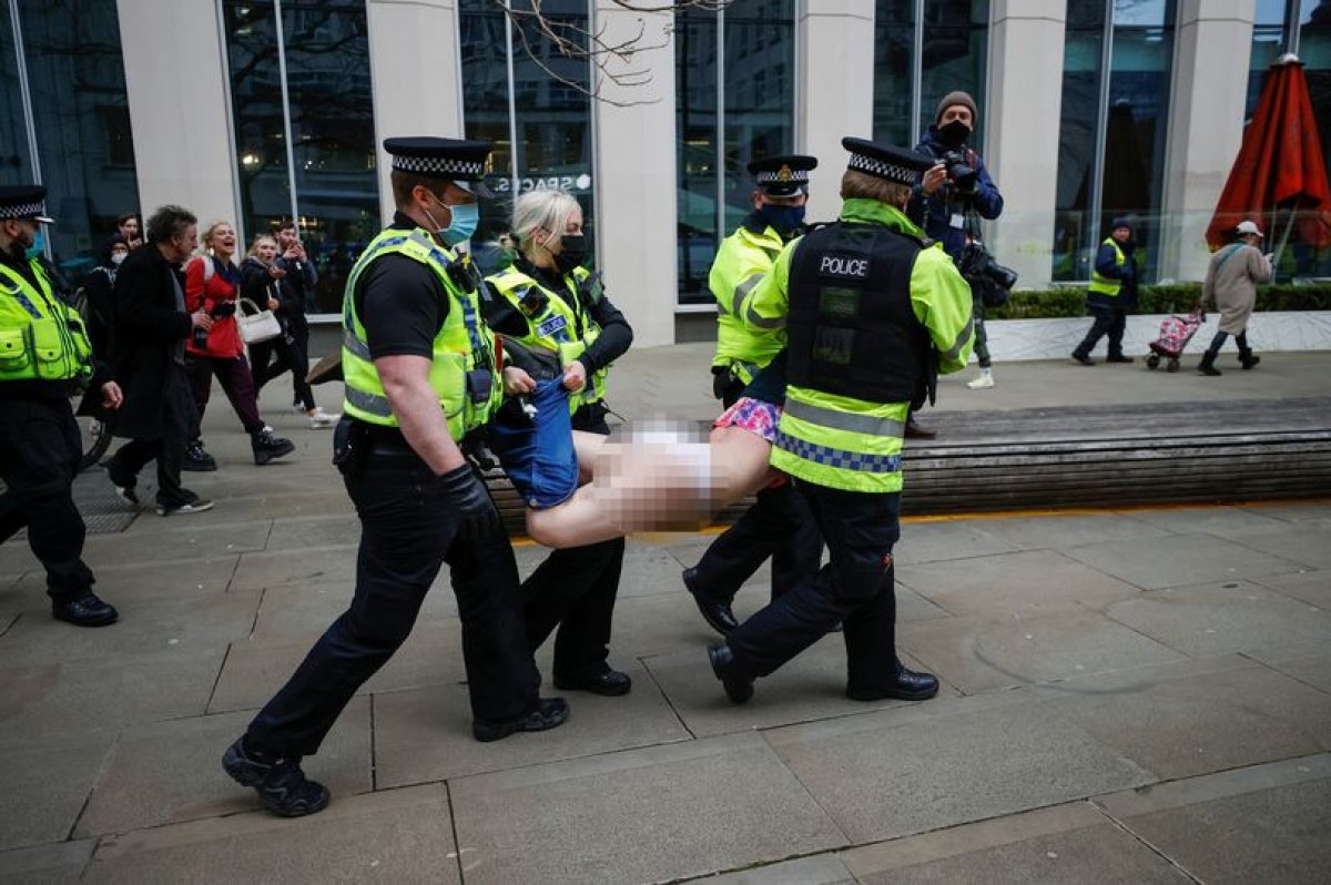 The intervention of the police against the demonstrator in England caused controversy #2