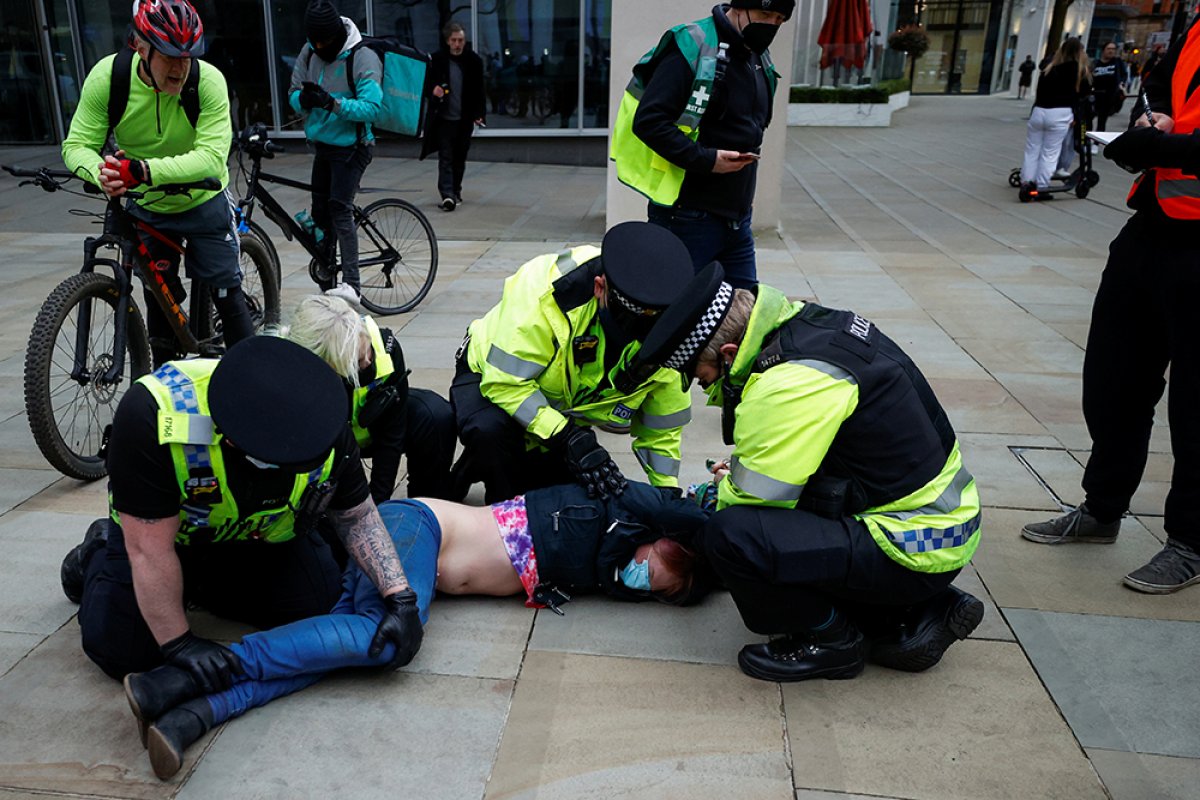 Police intervention on demonstrators in England caused controversy #5