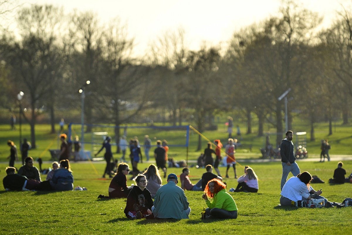 Parks and beaches are full in England #6
