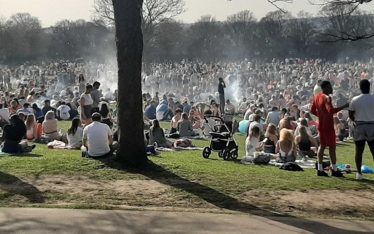 Parks and beaches are full in England #7